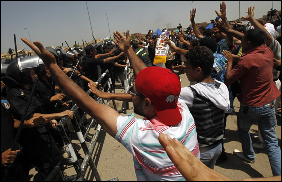 عودة الثورة الى الشارع بمصر بعد النطق بالحكم على مبارك ونجليه صورة رقم 12