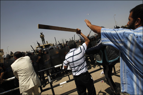 عودة الثورة الى الشارع بمصر بعد النطق بالحكم على مبارك ونجليه صورة رقم 9