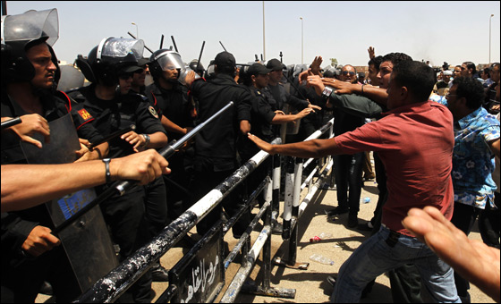 عودة الثورة الى الشارع بمصر بعد النطق بالحكم على مبارك ونجليه صورة رقم 8