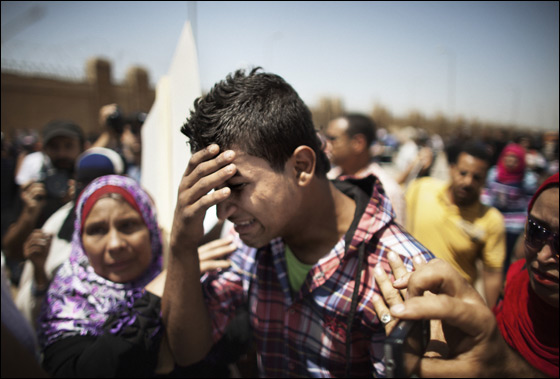 عودة الثورة الى الشارع بمصر بعد النطق بالحكم على مبارك ونجليه صورة رقم 11