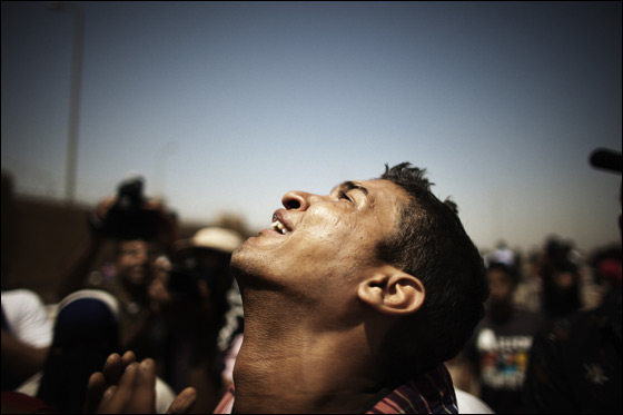 عودة الثورة الى الشارع بمصر بعد النطق بالحكم على مبارك ونجليه صورة رقم 10