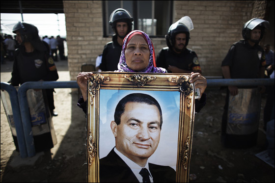 عودة الثورة الى الشارع بمصر بعد النطق بالحكم على مبارك ونجليه صورة رقم 31