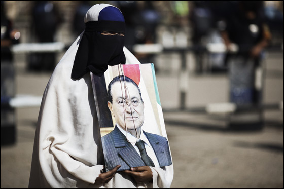 عودة الثورة الى الشارع بمصر بعد النطق بالحكم على مبارك ونجليه صورة رقم 30