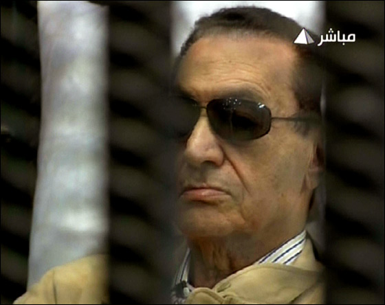عودة الثورة الى الشارع بمصر بعد النطق بالحكم على مبارك ونجليه صورة رقم 16