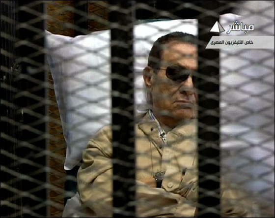 عودة الثورة الى الشارع بمصر بعد النطق بالحكم على مبارك ونجليه صورة رقم 21