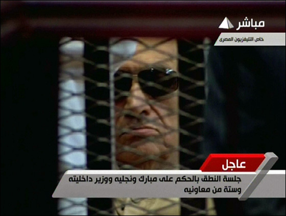 عودة الثورة الى الشارع بمصر بعد النطق بالحكم على مبارك ونجليه صورة رقم 19