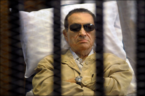 عودة الثورة الى الشارع بمصر بعد النطق بالحكم على مبارك ونجليه صورة رقم 5