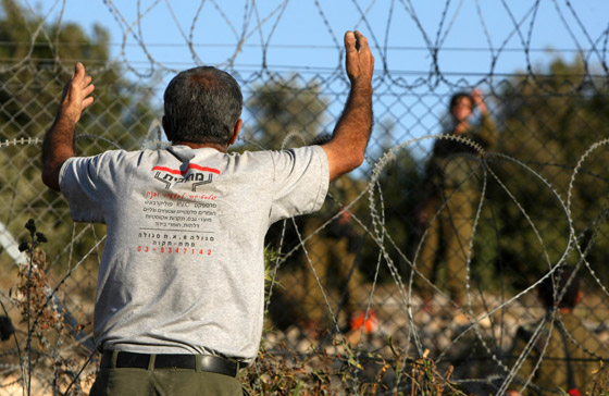 جندي إسرائيلي يطالب بجنسية فلسطينية بدل الاسرائيلية! صورة رقم 1