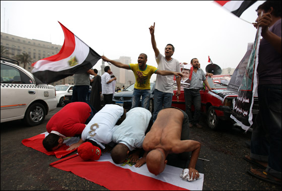 مصر: احمد شفيق يعلن فوزه بالانتخابات ومرسي يحتفل بالفوز صورة رقم 8