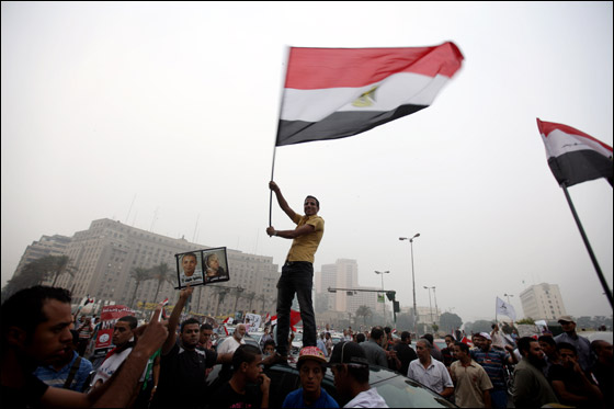 مصر: احمد شفيق يعلن فوزه بالانتخابات ومرسي يحتفل بالفوز صورة رقم 6