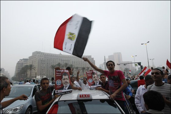 مصر: احمد شفيق يعلن فوزه بالانتخابات ومرسي يحتفل بالفوز صورة رقم 5