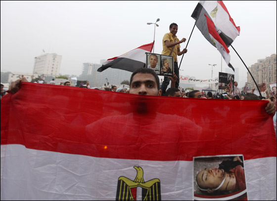 مصر: احمد شفيق يعلن فوزه بالانتخابات ومرسي يحتفل بالفوز صورة رقم 16