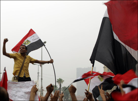 مصر: احمد شفيق يعلن فوزه بالانتخابات ومرسي يحتفل بالفوز صورة رقم 3