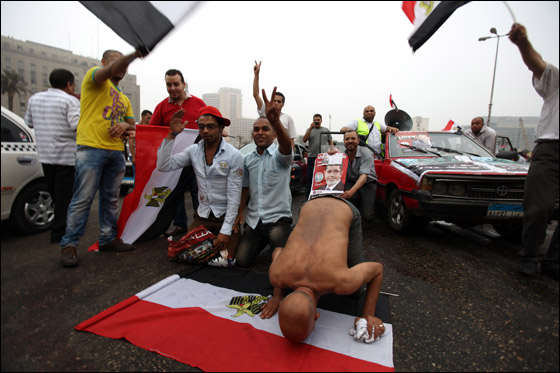 مصر: احمد شفيق يعلن فوزه بالانتخابات ومرسي يحتفل بالفوز صورة رقم 18