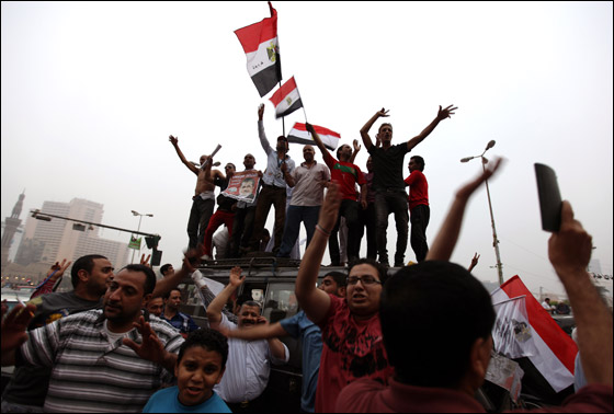 مصر: احمد شفيق يعلن فوزه بالانتخابات ومرسي يحتفل بالفوز صورة رقم 10