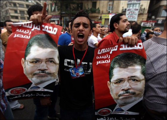 مصر: احمد شفيق يعلن فوزه بالانتخابات ومرسي يحتفل بالفوز صورة رقم 12