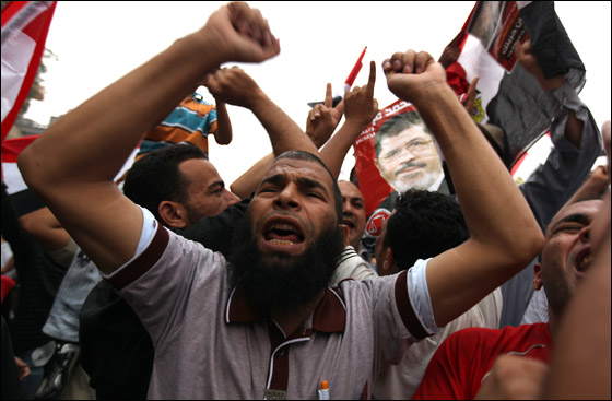 مصر: احمد شفيق يعلن فوزه بالانتخابات ومرسي يحتفل بالفوز صورة رقم 14