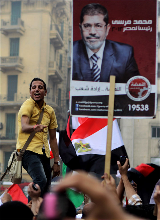 مصر: احمد شفيق يعلن فوزه بالانتخابات ومرسي يحتفل بالفوز صورة رقم 32