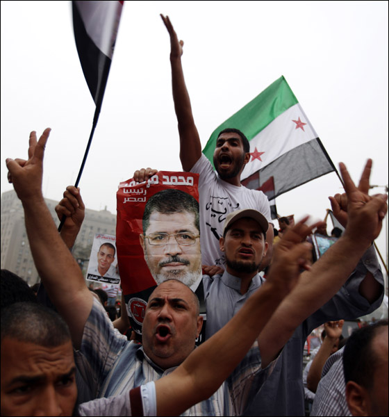 مصر: احمد شفيق يعلن فوزه بالانتخابات ومرسي يحتفل بالفوز صورة رقم 13