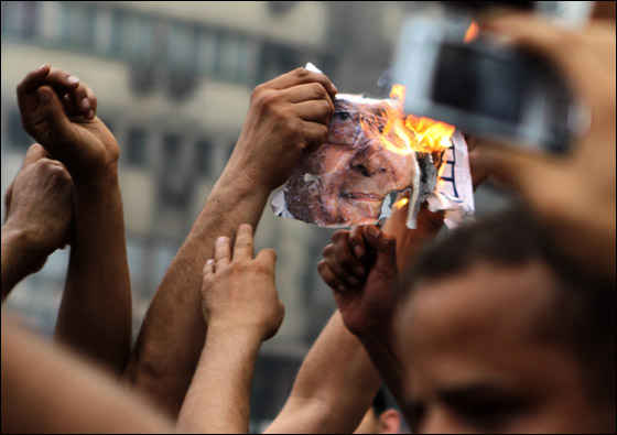 مصر: احمد شفيق يعلن فوزه بالانتخابات ومرسي يحتفل بالفوز صورة رقم 11