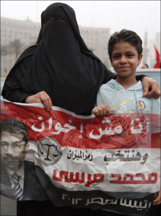 مصر: احمد شفيق يعلن فوزه بالانتخابات ومرسي يحتفل بالفوز صورة رقم 31