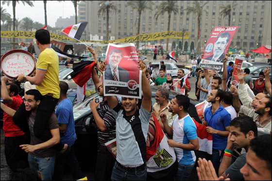 مصر: احمد شفيق يعلن فوزه بالانتخابات ومرسي يحتفل بالفوز صورة رقم 15