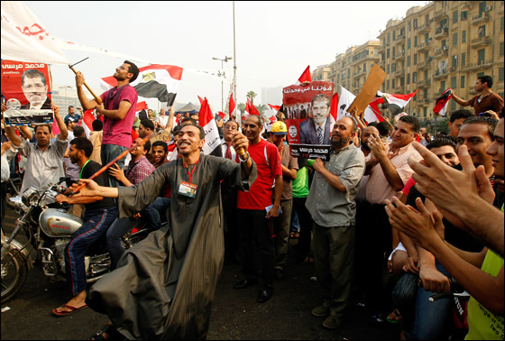 مصر: احمد شفيق يعلن فوزه بالانتخابات ومرسي يحتفل بالفوز صورة رقم 30