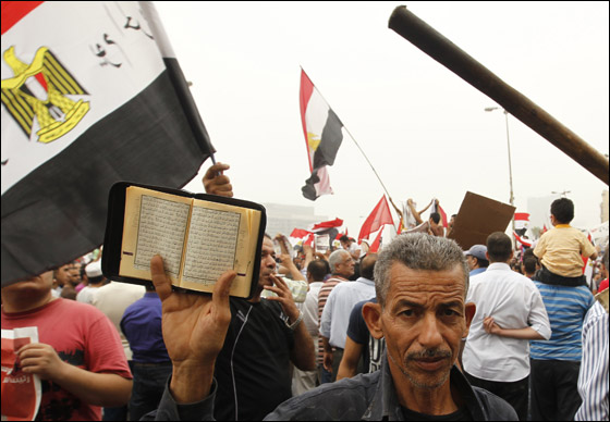 مصر: احمد شفيق يعلن فوزه بالانتخابات ومرسي يحتفل بالفوز صورة رقم 25