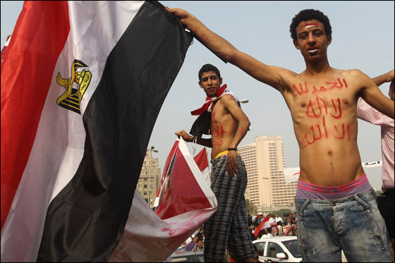 مصر: احمد شفيق يعلن فوزه بالانتخابات ومرسي يحتفل بالفوز صورة رقم 28