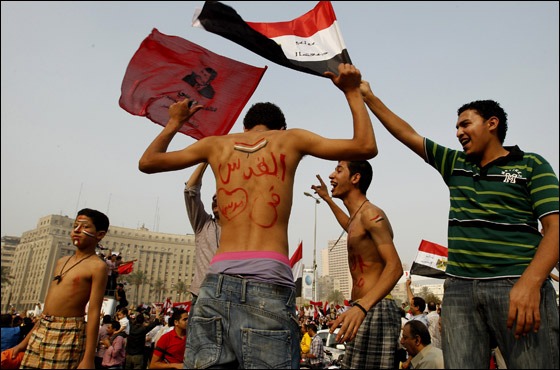 مصر: احمد شفيق يعلن فوزه بالانتخابات ومرسي يحتفل بالفوز صورة رقم 27