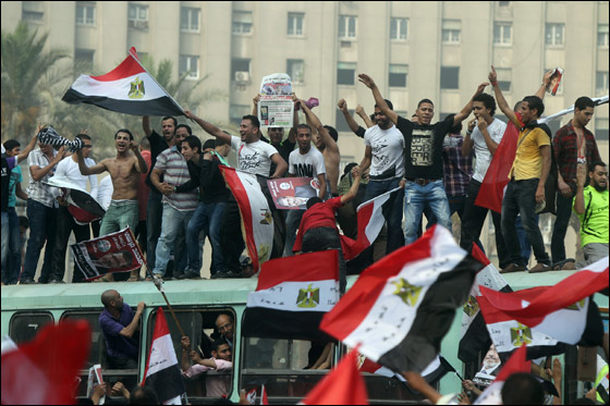 مصر: احمد شفيق يعلن فوزه بالانتخابات ومرسي يحتفل بالفوز صورة رقم 20