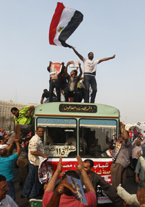 مصر: احمد شفيق يعلن فوزه بالانتخابات ومرسي يحتفل بالفوز صورة رقم 1