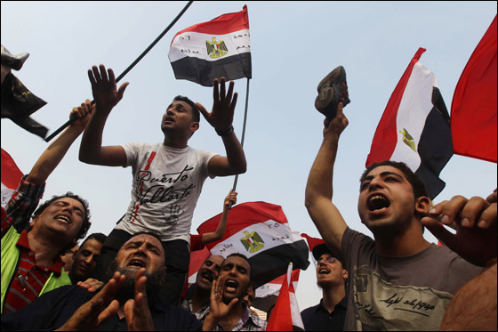 مصر: احمد شفيق يعلن فوزه بالانتخابات ومرسي يحتفل بالفوز صورة رقم 37
