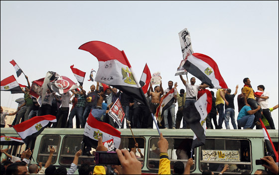 مصر: احمد شفيق يعلن فوزه بالانتخابات ومرسي يحتفل بالفوز صورة رقم 33