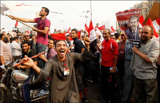 مصر: احمد شفيق يعلن فوزه بالانتخابات ومرسي يحتفل بالفوز صورة رقم 29