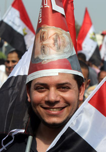 مصر: احمد شفيق يعلن فوزه بالانتخابات ومرسي يحتفل بالفوز صورة رقم 2