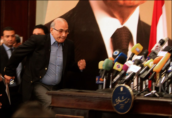 شفيق: انا الفائز الشرعي بالرئاسة والاخوان سارعوا بوضع يدهم عليها صورة رقم 6