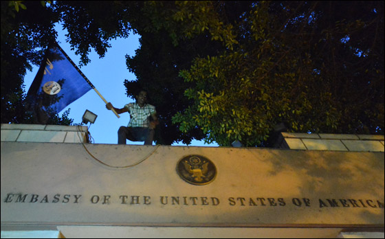 مقتل السفير الامريكي بالهجوم على قنصلية واشنطن في ليبيا!   صورة رقم 9