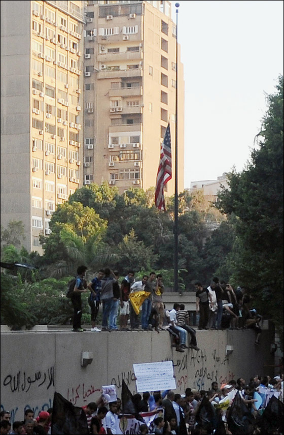 مقتل السفير الامريكي بالهجوم على قنصلية واشنطن في ليبيا!   صورة رقم 13