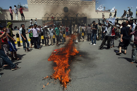 صنعاء: اقتحام السفارة الأمريكية احتجاجا على الفيلم المسيء للنبي صورة رقم 2