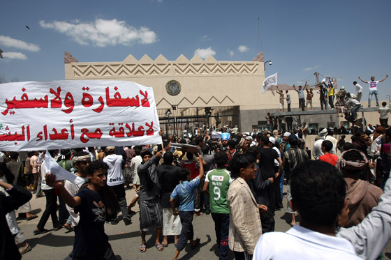 صنعاء: اقتحام السفارة الأمريكية احتجاجا على الفيلم المسيء للنبي صورة رقم 3