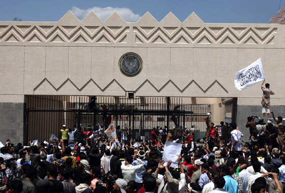 صنعاء: اقتحام السفارة الأمريكية احتجاجا على الفيلم المسيء للنبي صورة رقم 4
