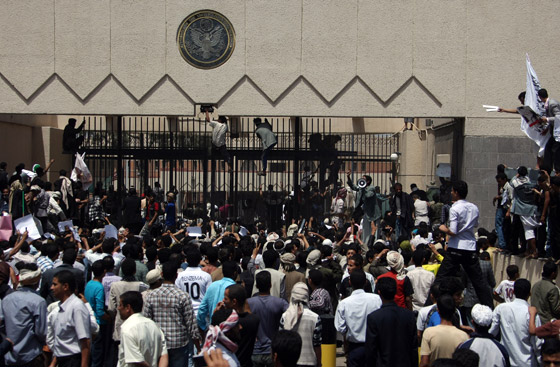 صنعاء: اقتحام السفارة الأمريكية احتجاجا على الفيلم المسيء للنبي صورة رقم 5
