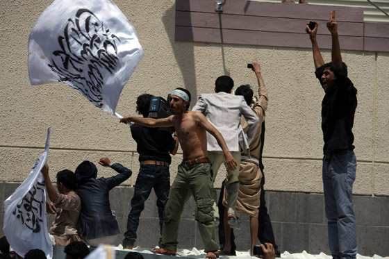 صنعاء: اقتحام السفارة الأمريكية احتجاجا على الفيلم المسيء للنبي صورة رقم 6