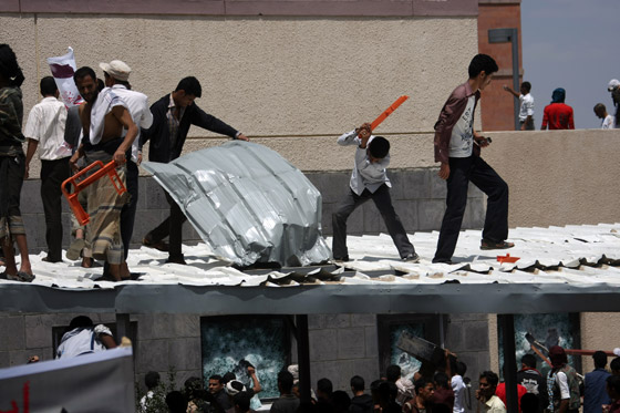 صنعاء: اقتحام السفارة الأمريكية احتجاجا على الفيلم المسيء للنبي صورة رقم 11
