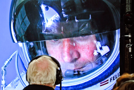 لحظة تاريخية: فيليكس يحطم الرقم القياسي بالقفز الحر من الفضاء صورة رقم 12