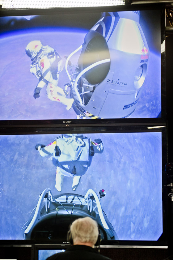 لحظة تاريخية: فيليكس يحطم الرقم القياسي بالقفز الحر من الفضاء صورة رقم 17
