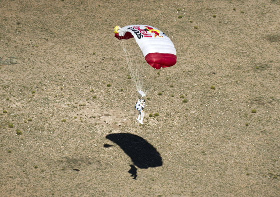 لحظة تاريخية: فيليكس يحطم الرقم القياسي بالقفز الحر من الفضاء صورة رقم 18