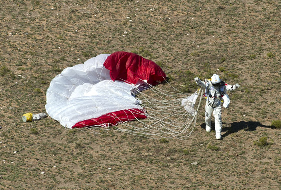 لحظة تاريخية: فيليكس يحطم الرقم القياسي بالقفز الحر من الفضاء صورة رقم 19