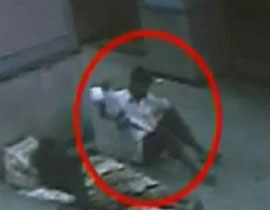  فيديو مروع: اختطاف طفل من أمه النائمة في محطة قطار في الهند صورة رقم 1